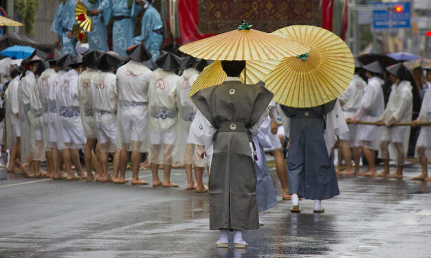 在祗园街道上的盂兰盆节