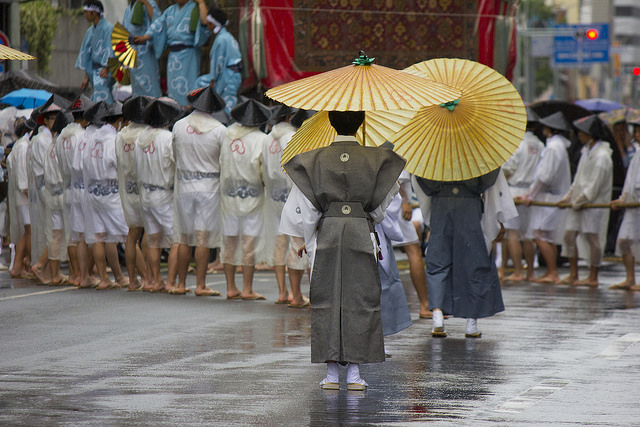 在祗园街道上的盂兰盆节